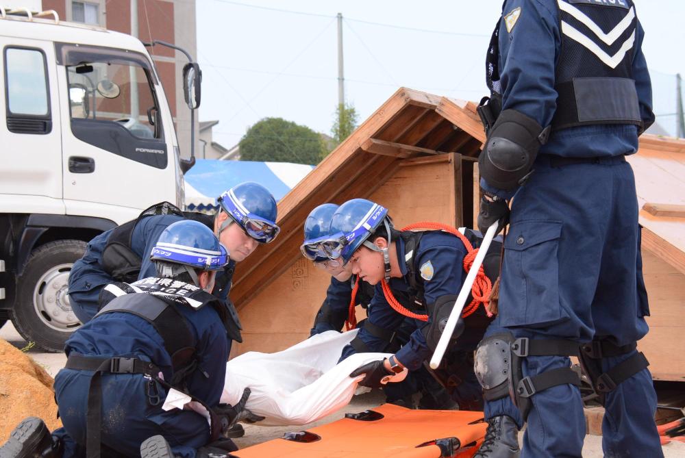 救出救護訓練（人を救出）