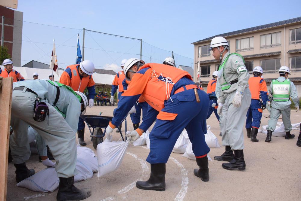 水防訓練（土嚢を積む）