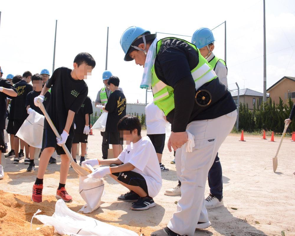 土のう作り体験の様子