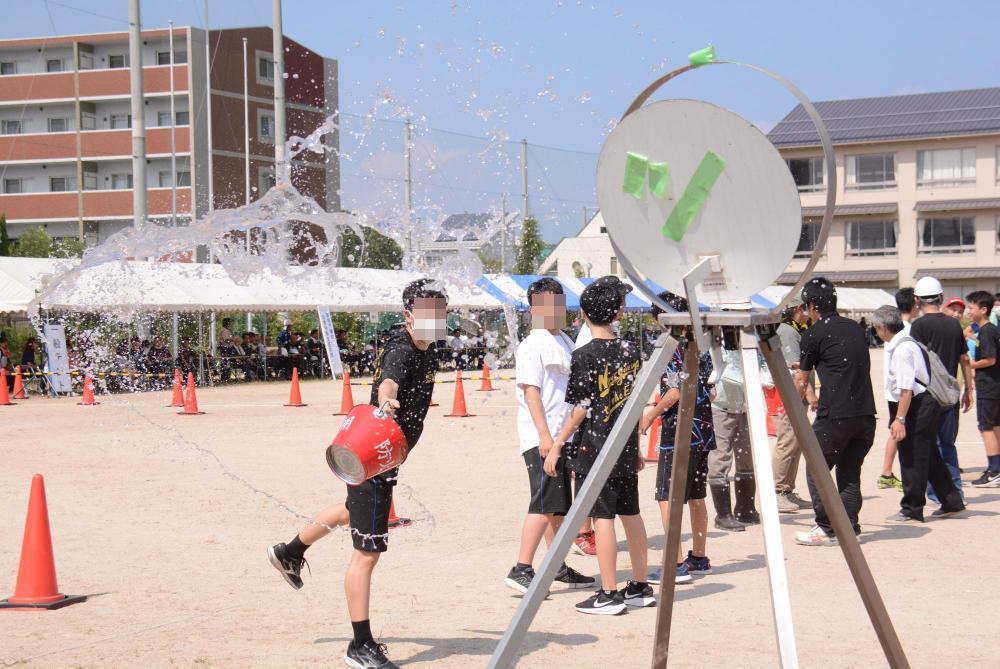 バケツリレーの様子