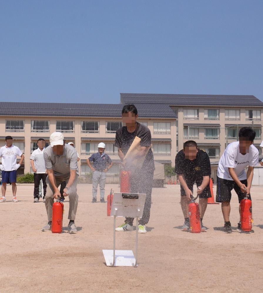 初期消火を体験する様子