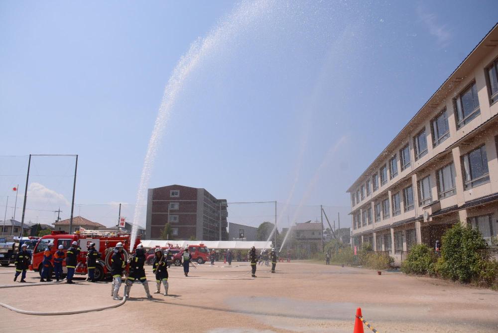 火災防御訓練（建物に向かって放水）