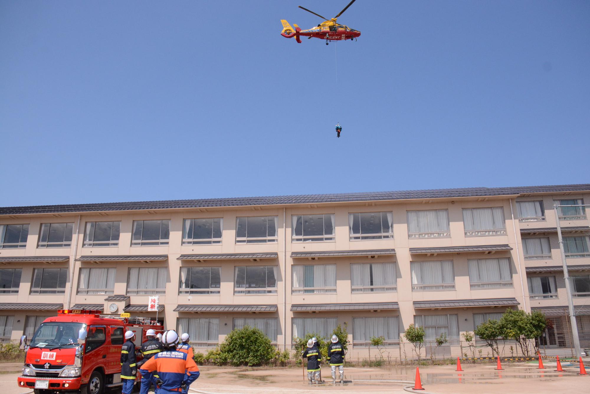 ヘリコプターを使用した火災防御訓練の様子