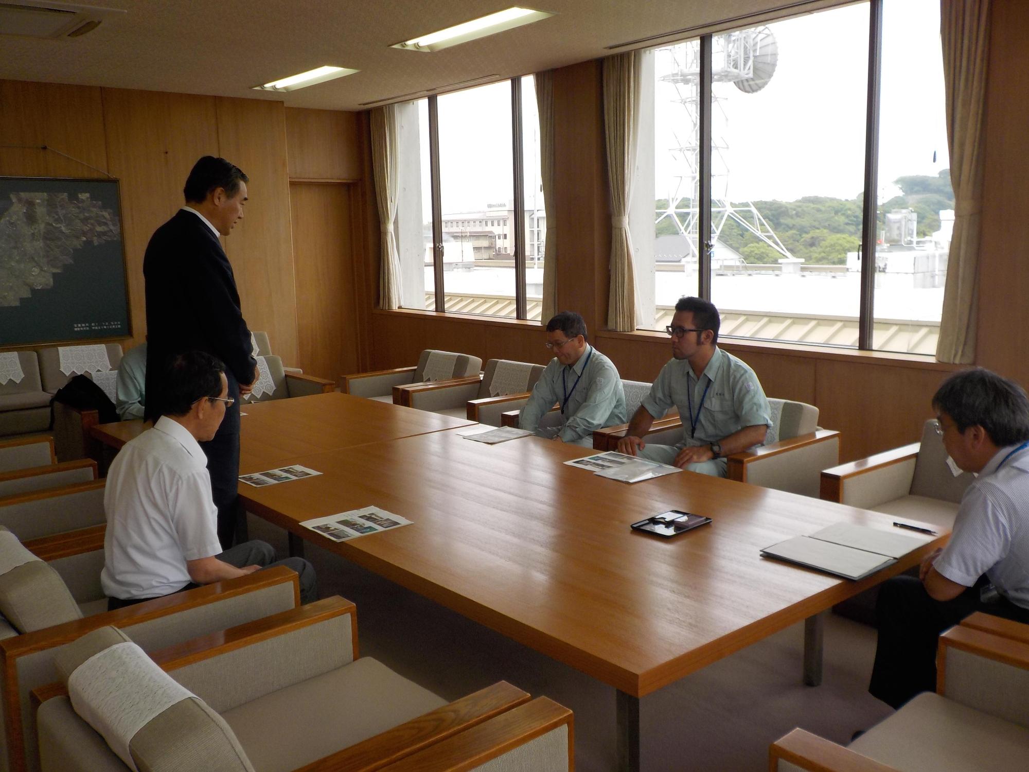 市長より派遣職員へ激励のようす