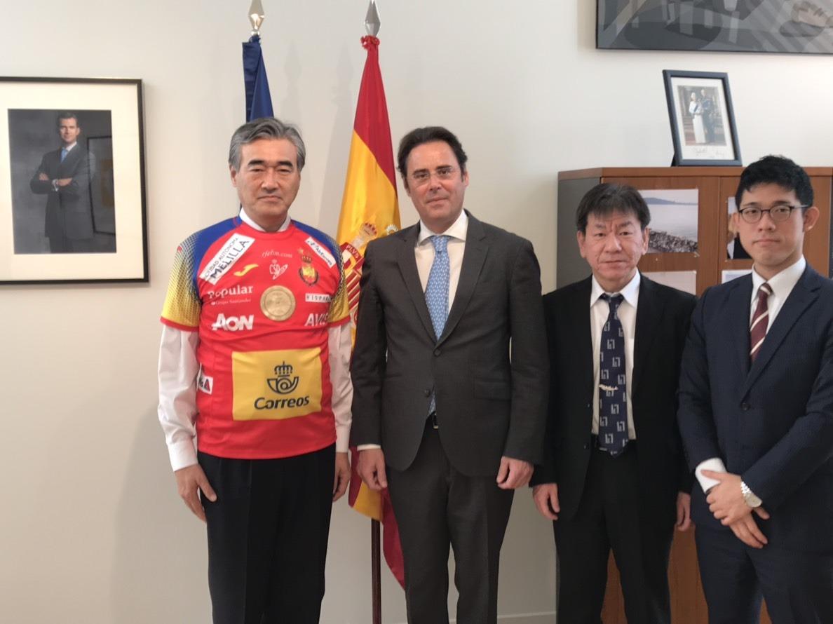 大久保市長と駐日スペイン大使のホルヘ・トレド大使と彦根担当者が並んでいる写真