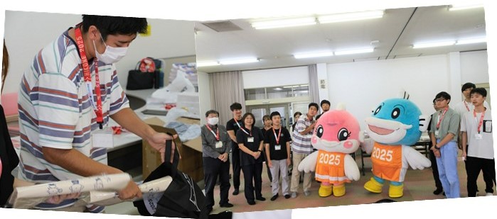封入作業時の写真と関係者集合写真
