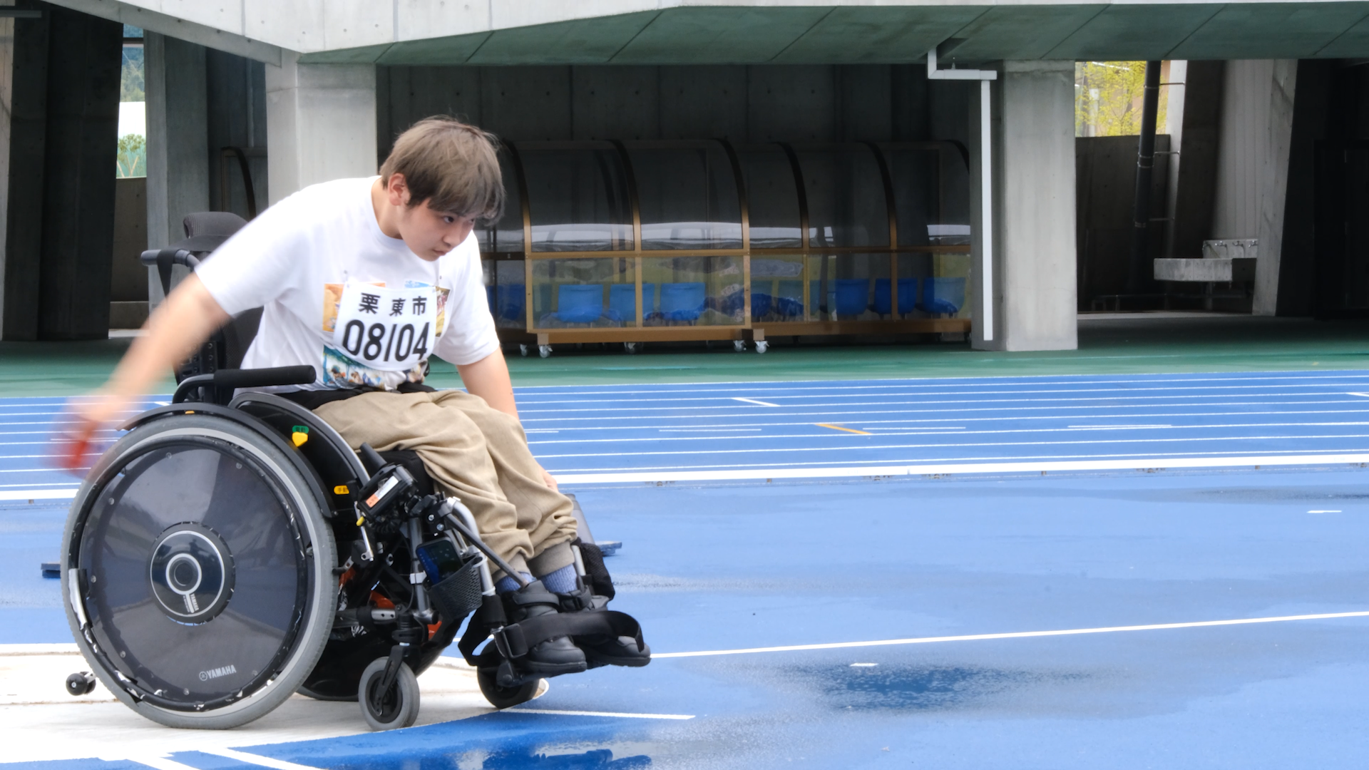車いすを使用した陸上競技の写真
