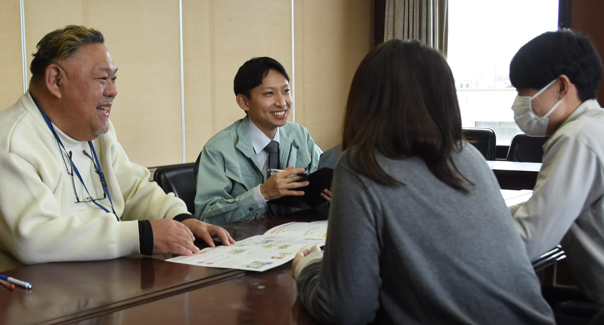 男性二人と男女が向き合う面談のイメージ画像