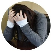 頭を抱える女性のイメージ画像