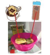 乾いたコーヒーやお茶のパックをボウルに入れて冷蔵庫に入れている様子のイメージ画像