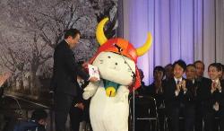 式で町長に義援金を贈呈するひこにゃんの写真