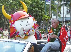 オープンカーに乗る北村さんとひこにゃん