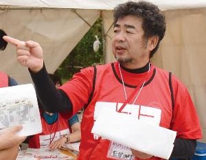 何かを指し示す男性の写真