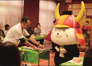 お茶席で茶人風の衣装を着たひこにゃん