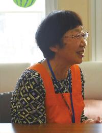エプロン姿の女性の横顔