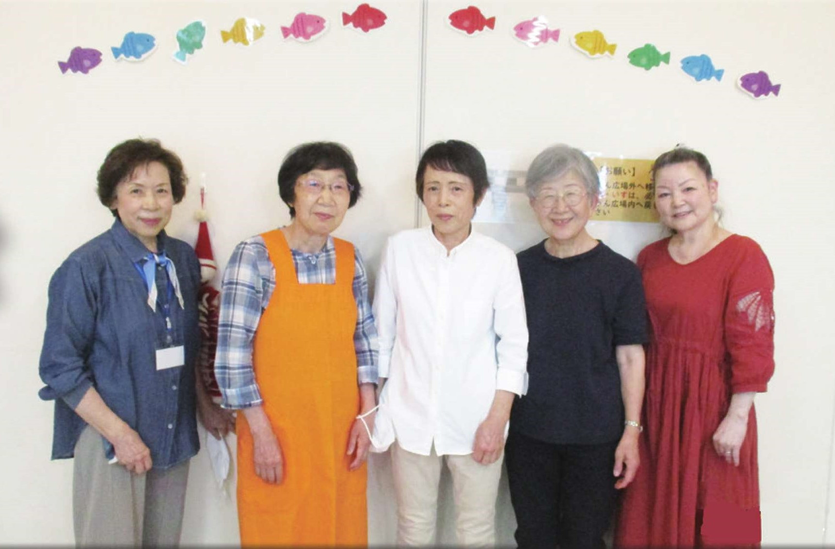 ボランティア女性5名の集合写真