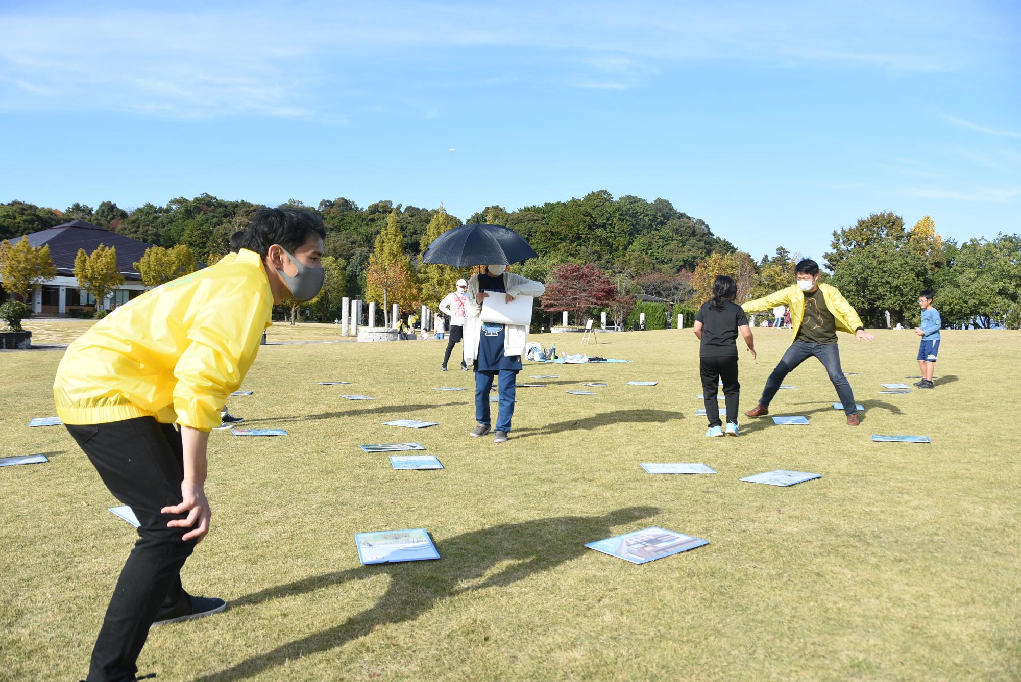 「Big彦根かるた」を楽しむ参加者