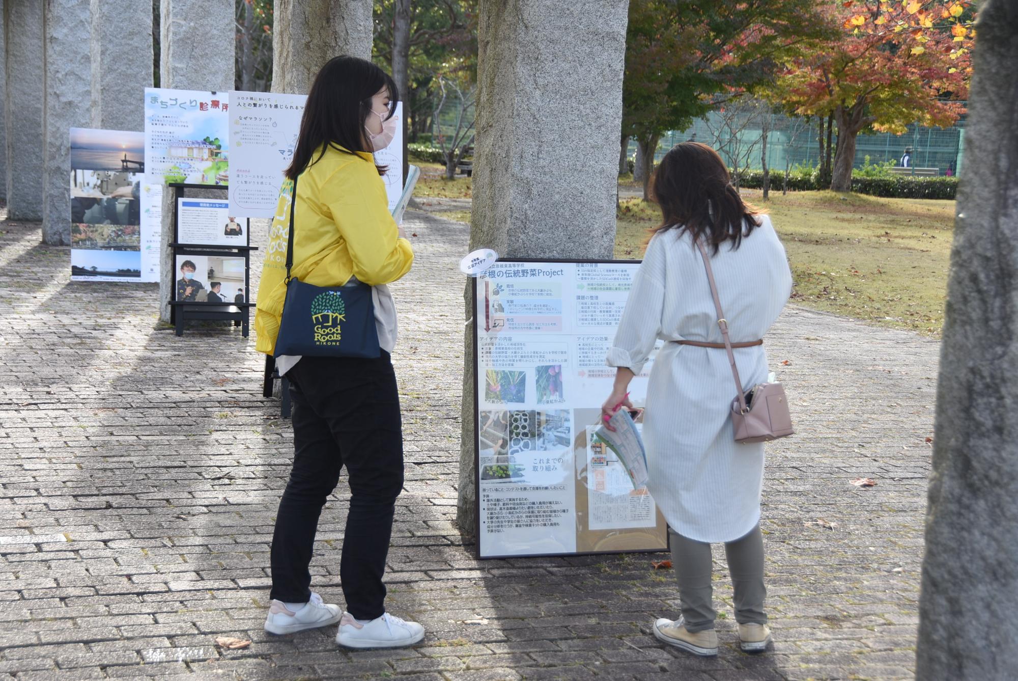 パネル展示をみる参加者