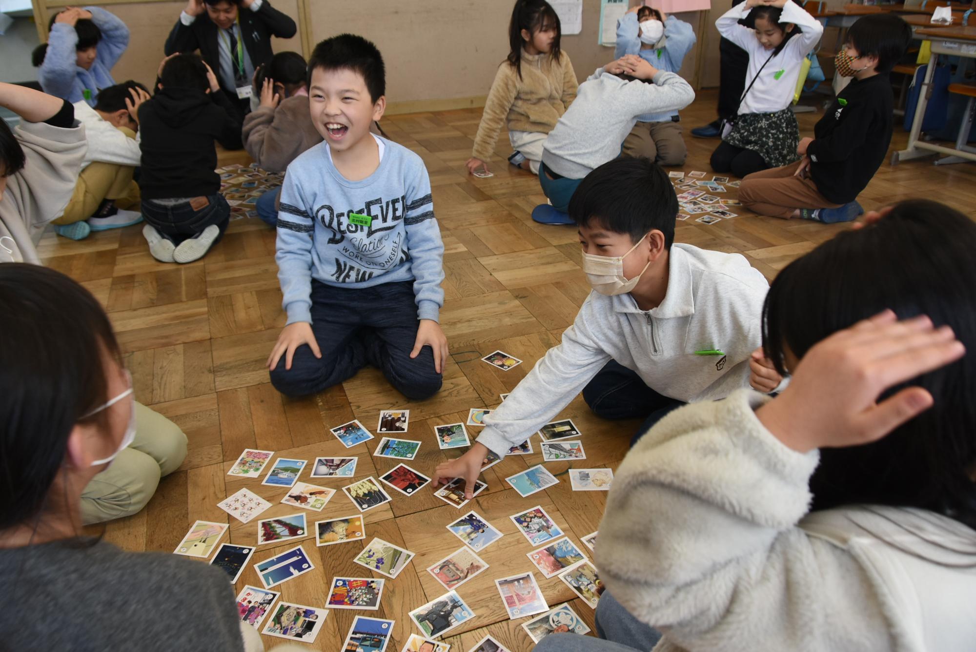 カルタの授業の写真（城西小学校）