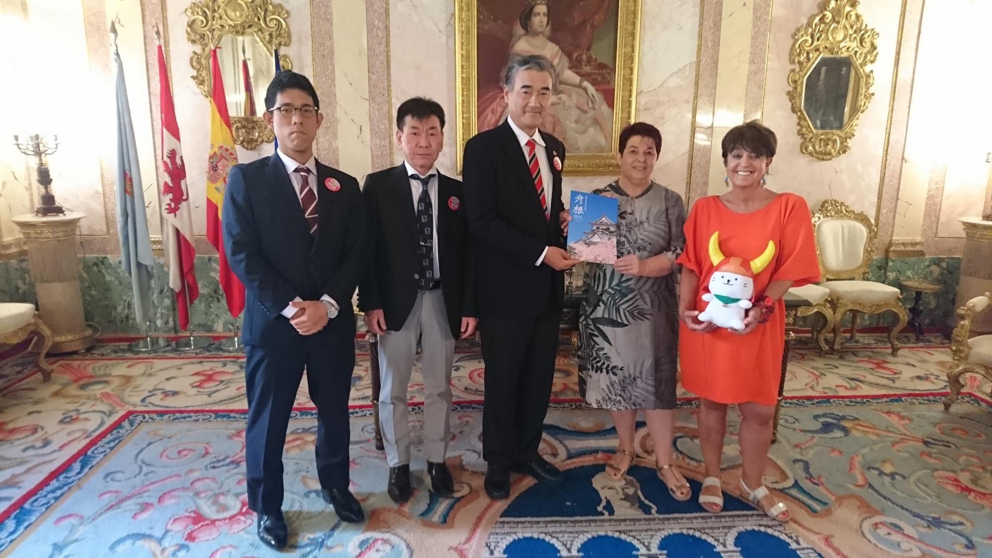 大久保市長がスペイン国を訪問、セゴビア市長および観光局長と面談したときの集合写真
