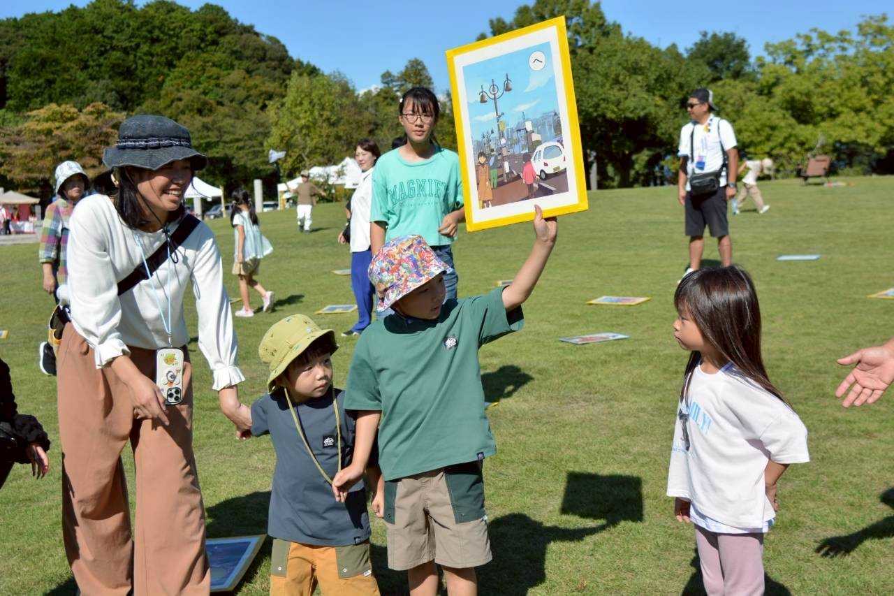 ひこねいろ文化祭vol.3においてひこねいろカルタで遊ぶ子どもたち