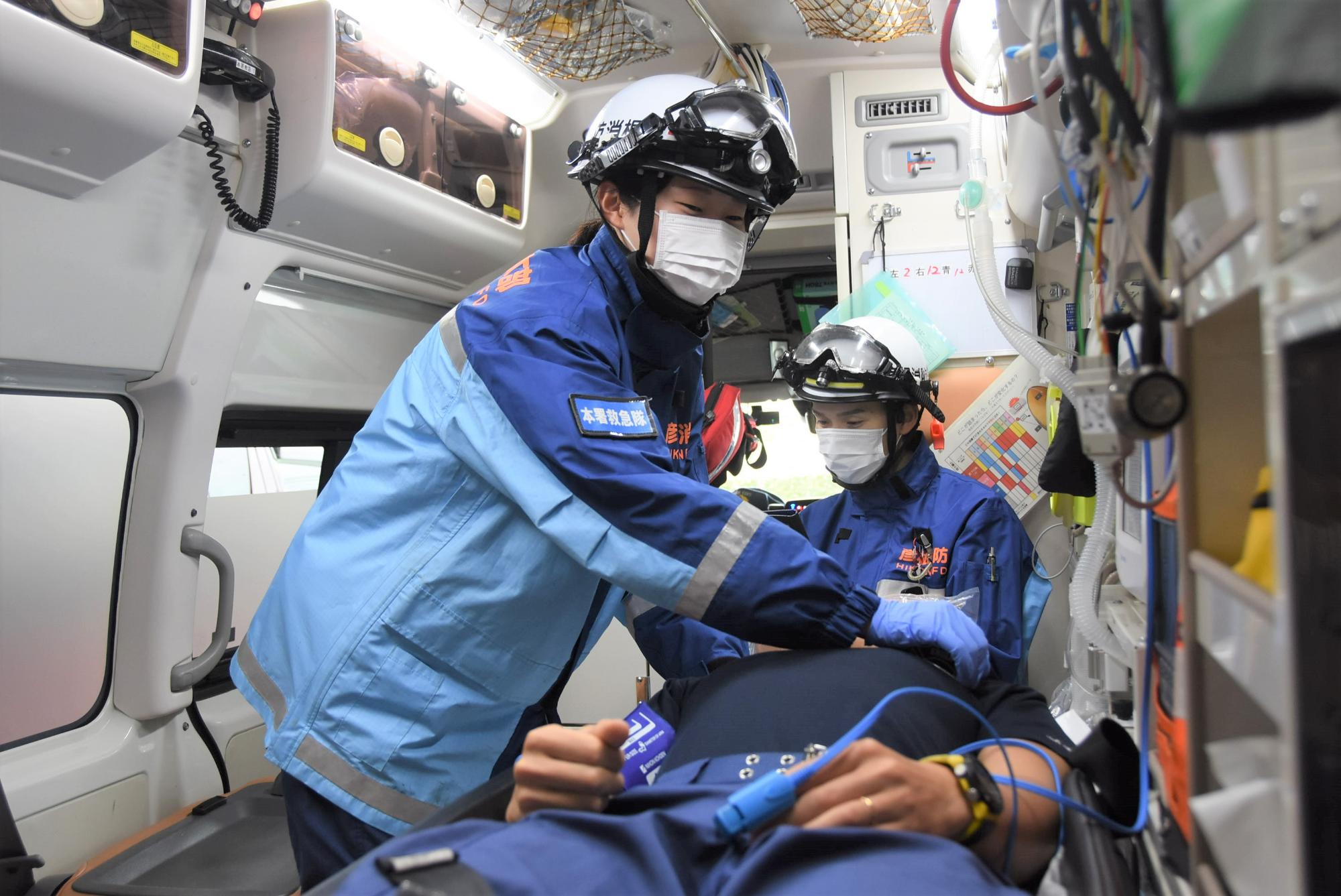 救急車内で作業をする有波さんの様子