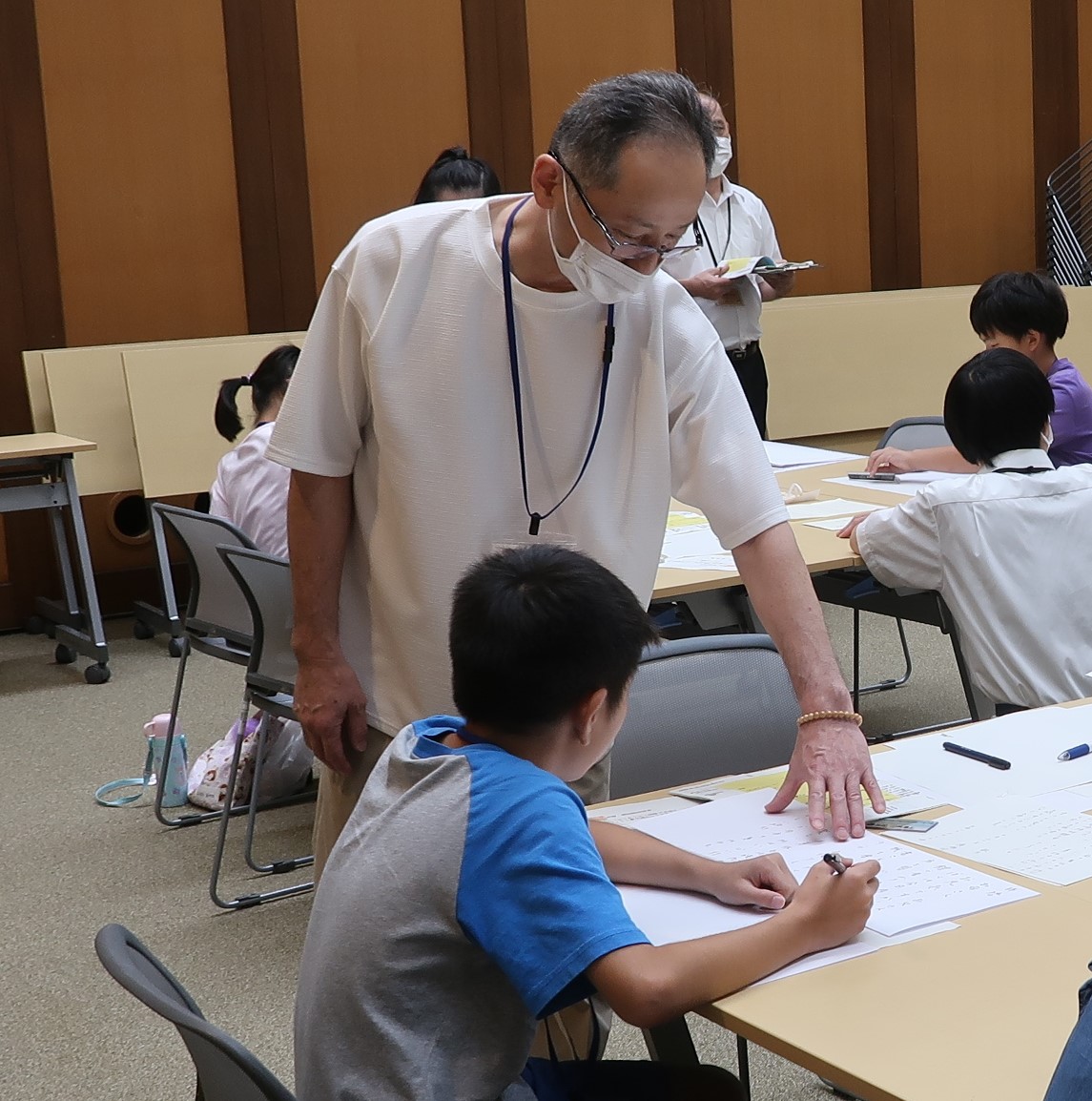 林さんが子どもに教える様子