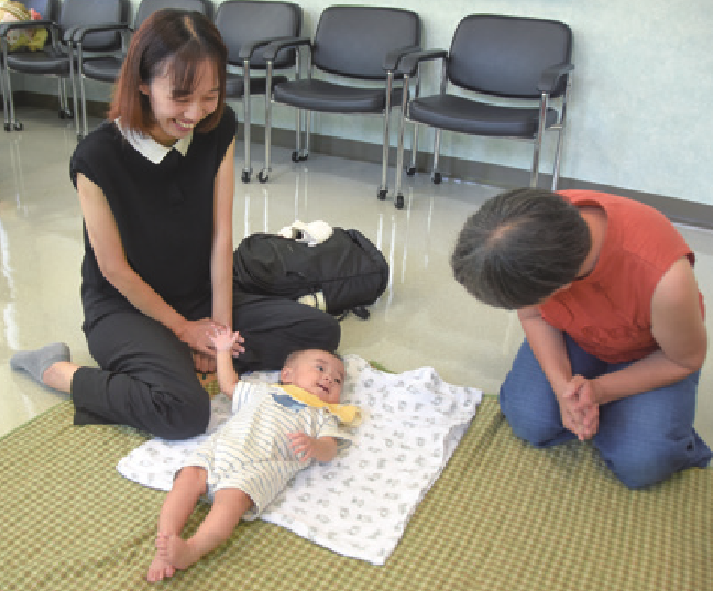 助産師と参加するお母さんと赤ちゃんの様子