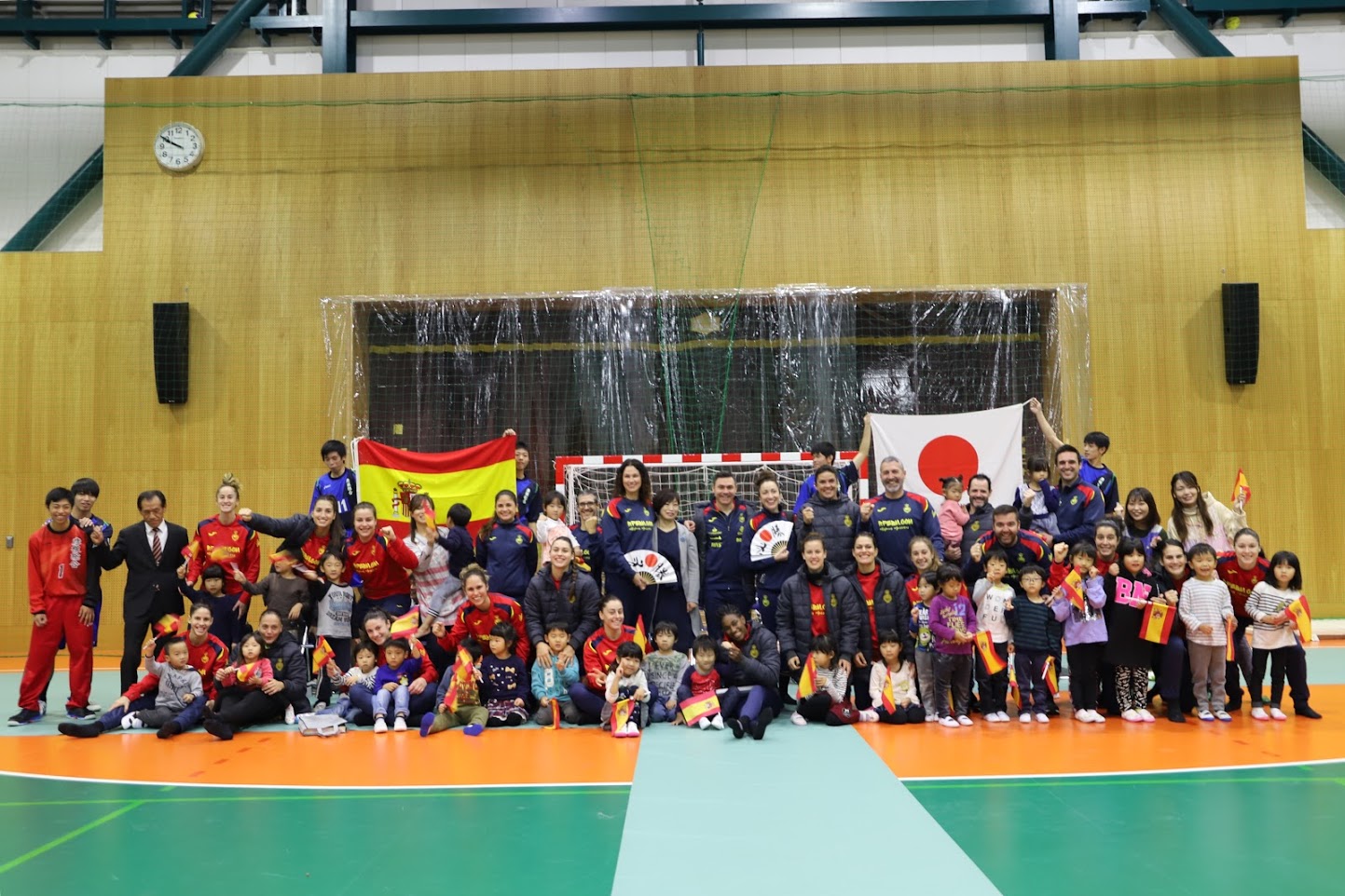 スペイン、日本の国旗とゴール前で関係者の集合写真