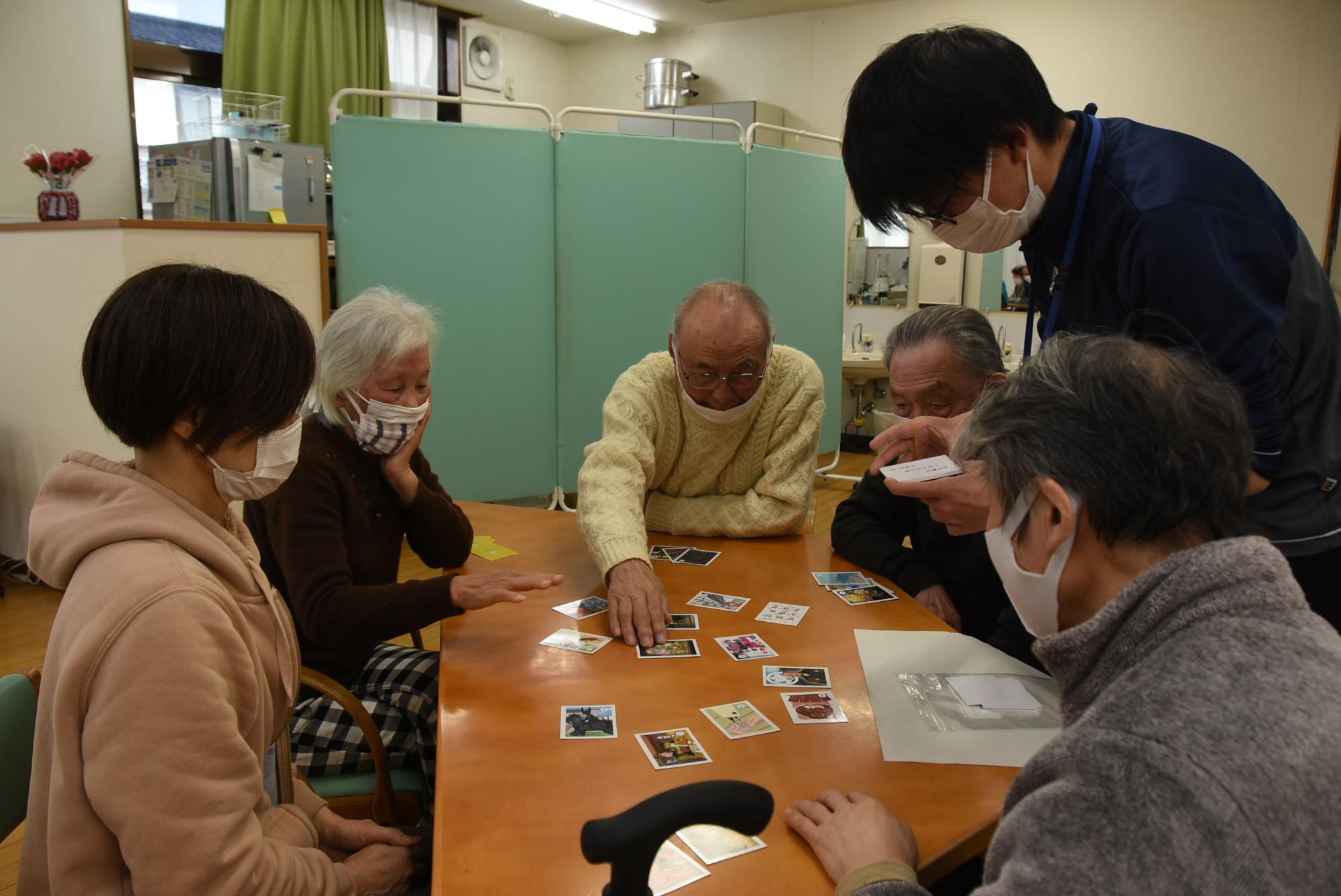 高齢者施設で実施したカルタの体験