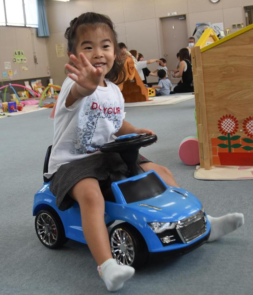 車のおもちゃに乗って遊ぶ女の子