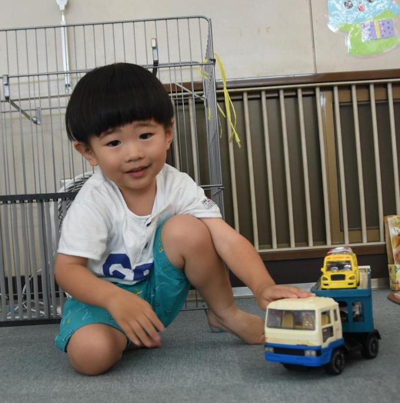 車のおもちゃで遊ぶ男の子