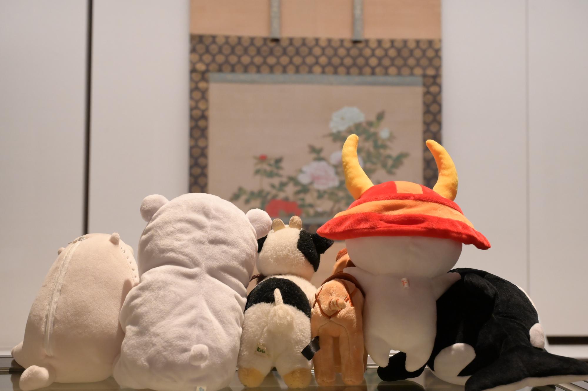 ひこにゃんなどのぬいぐるみたちが博物館内の展示品を見ている様子