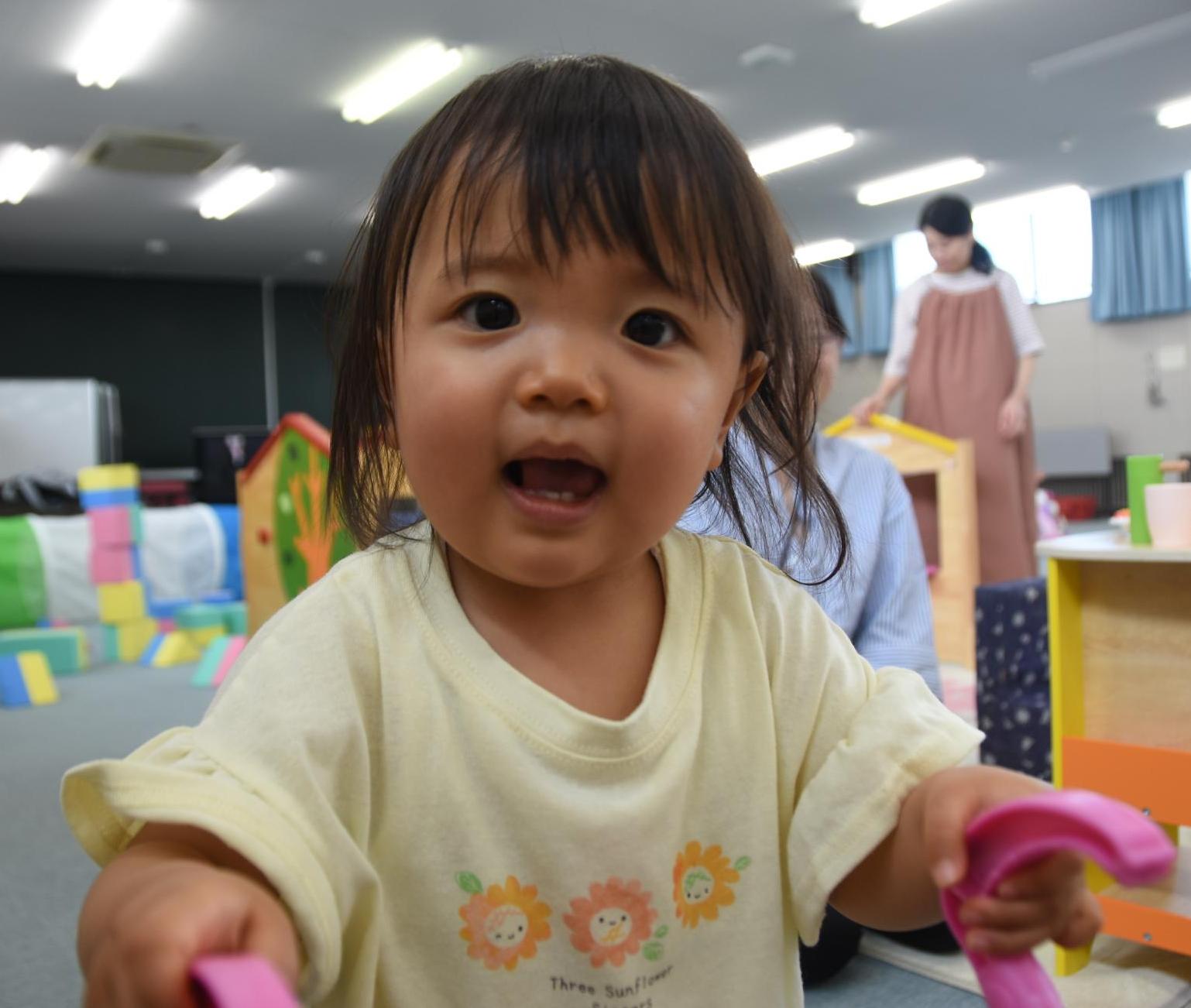 カートのおもちゃで遊ぶ女の子