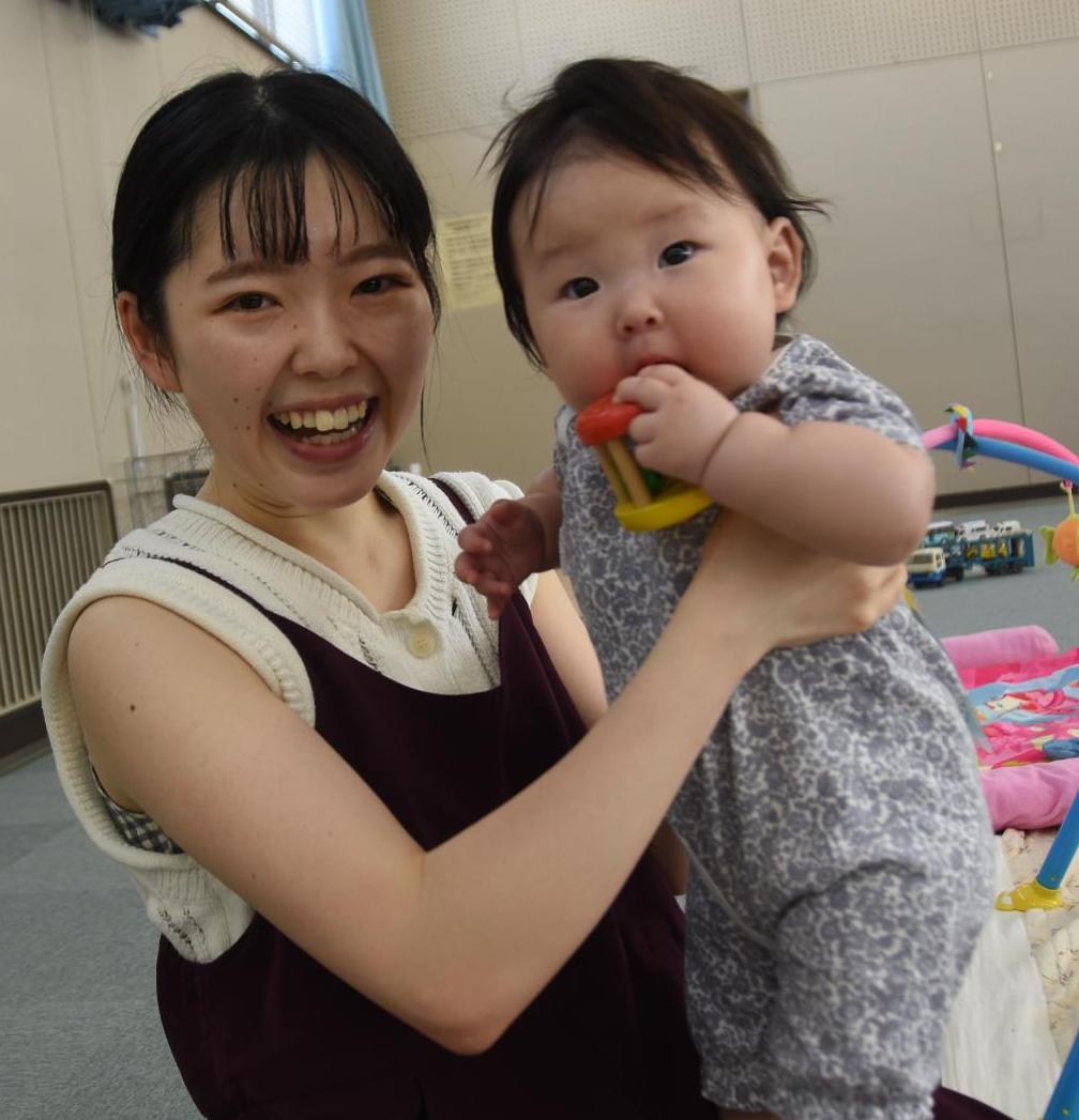 笑顔のお母さんと赤ちゃんの写真