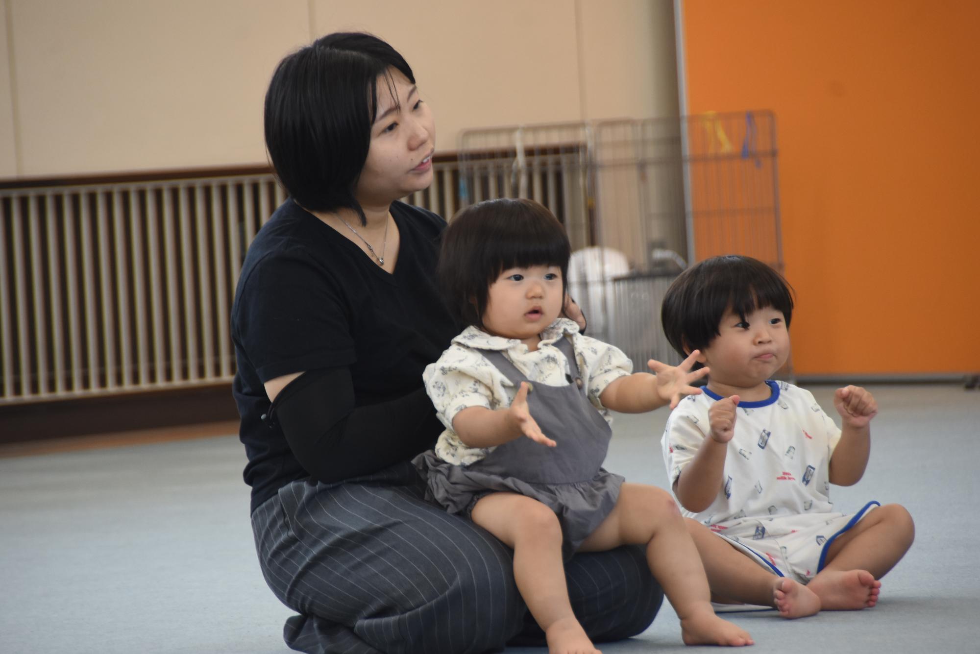 さくらひろばに参加しているお母さんとその娘と息子
