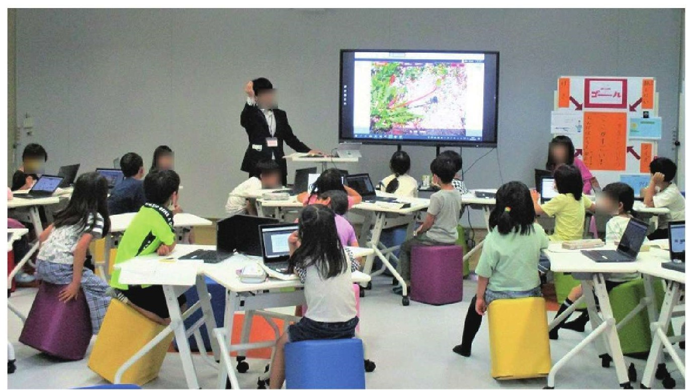 小学生が電子黒板で授業を受ける様子