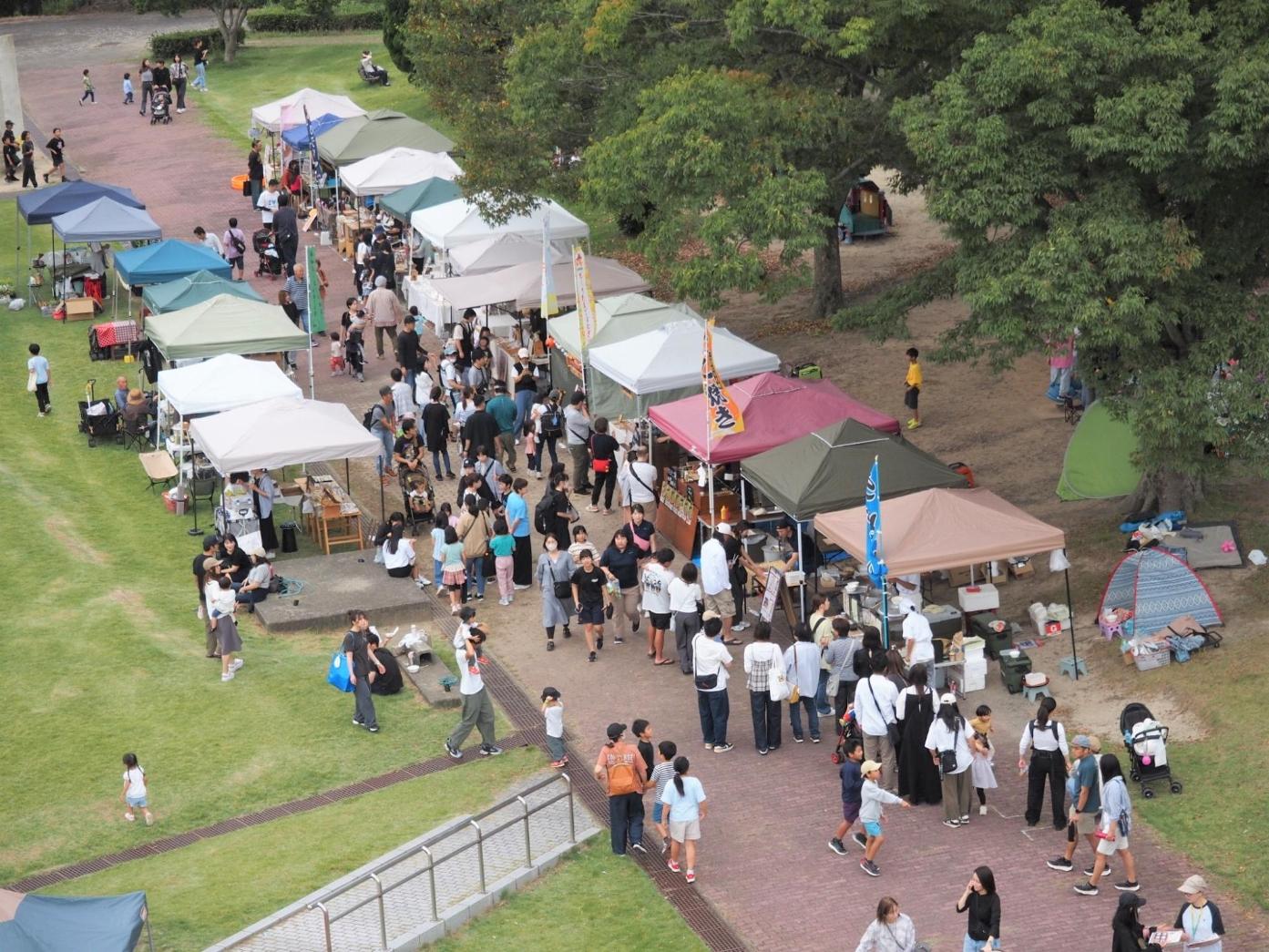 テントが集まっている会場を上から撮った写真
