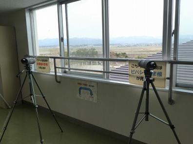 白い大きな机と望遠鏡など自然観察ができる自然観察室の写真