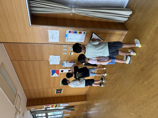 子どもたちが壁に貼られた資料を確認している様子