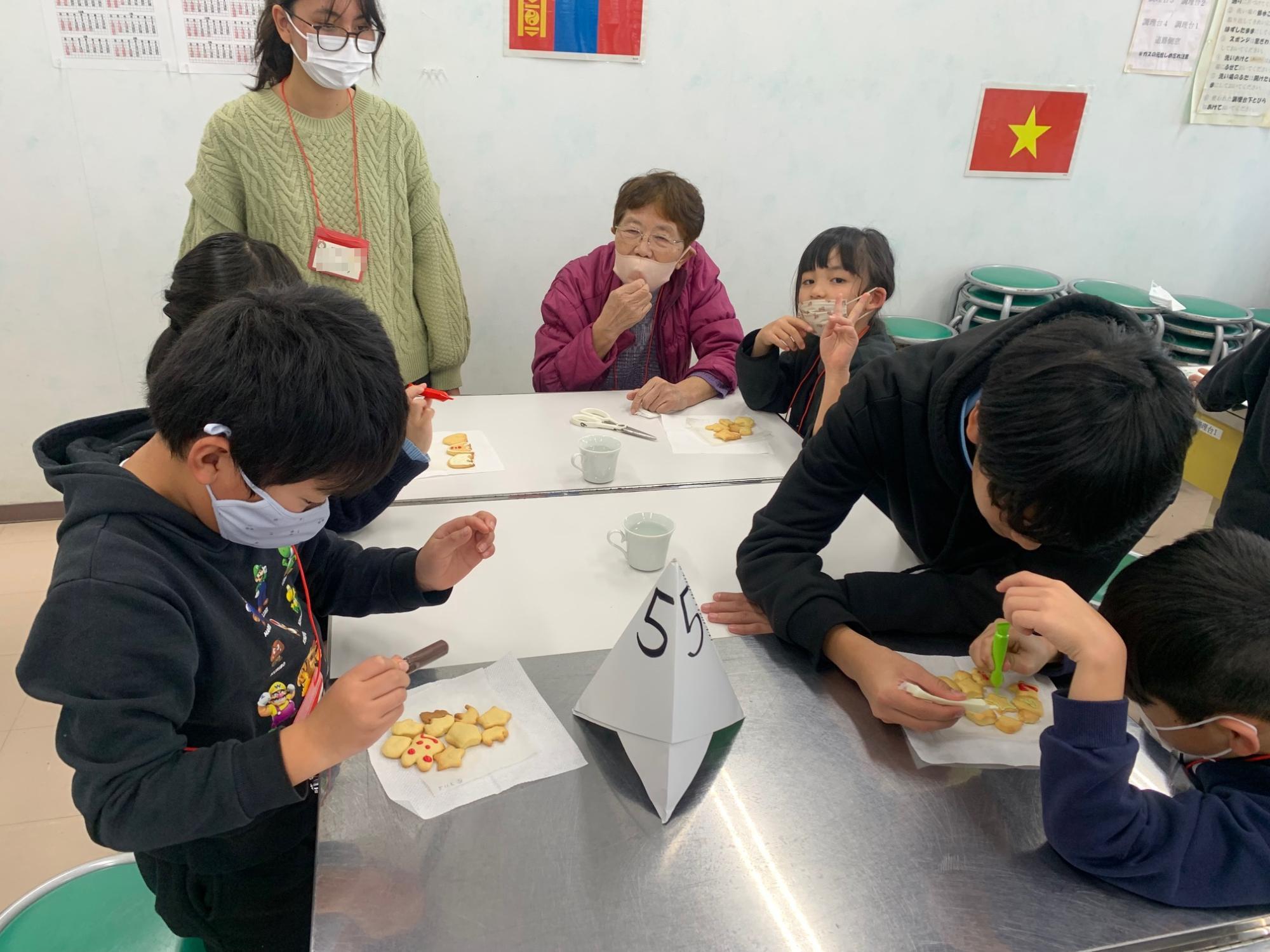 子どもたちがクッキーを作成している様子の写真