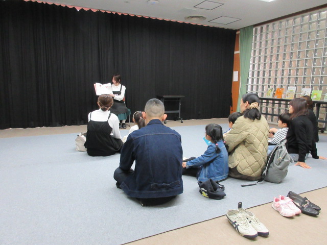 春のおはなし会の読み聞かせの様子