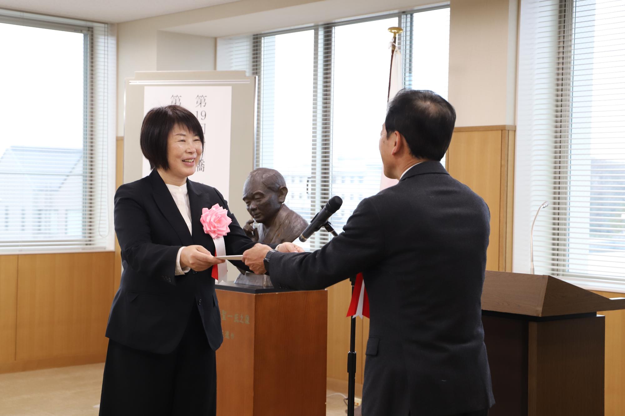 市長より舟橋聖一文学賞受賞者へ賞状授与を行うところの写真