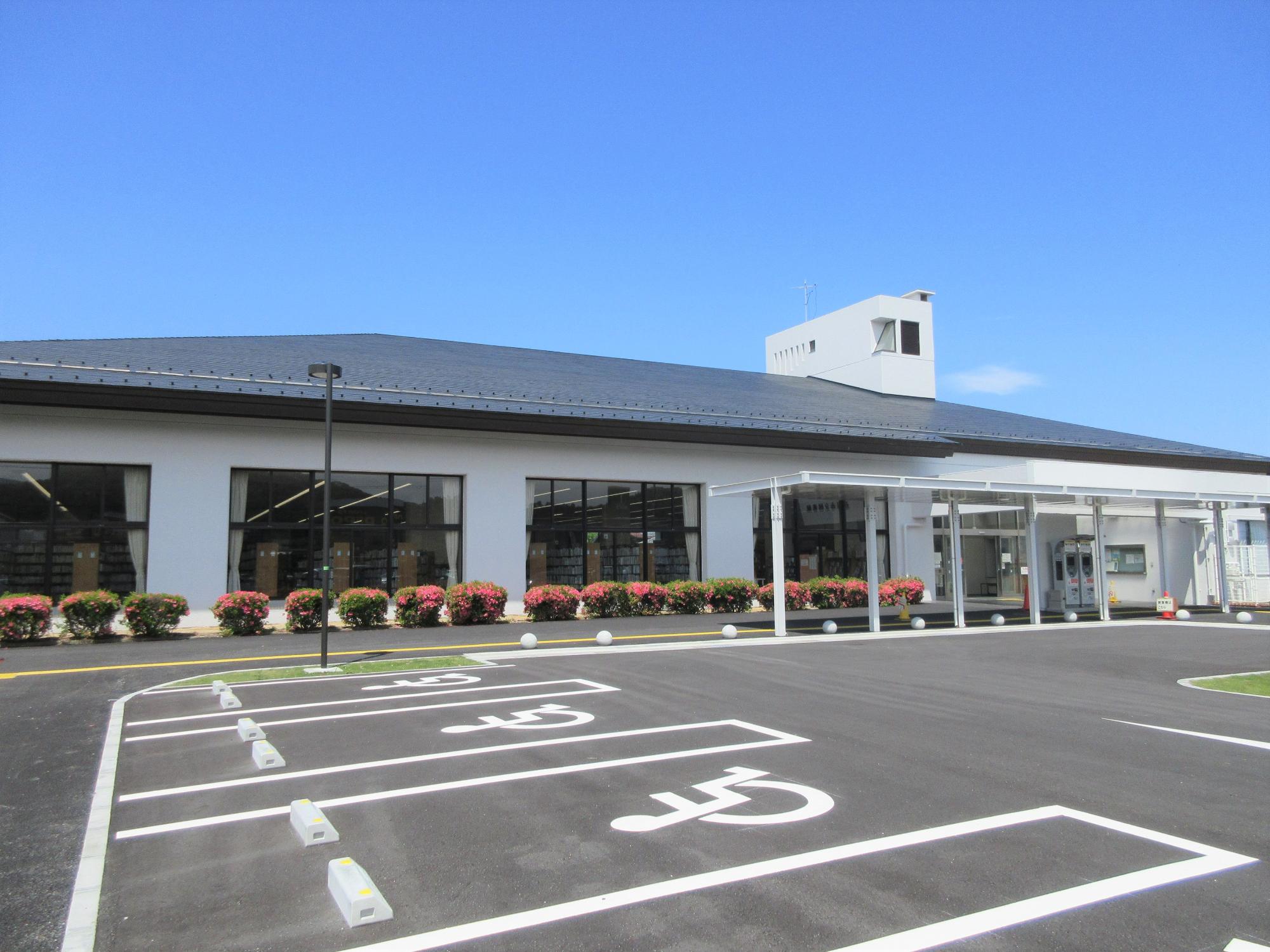 現在の彦根市立図書館の外観写真