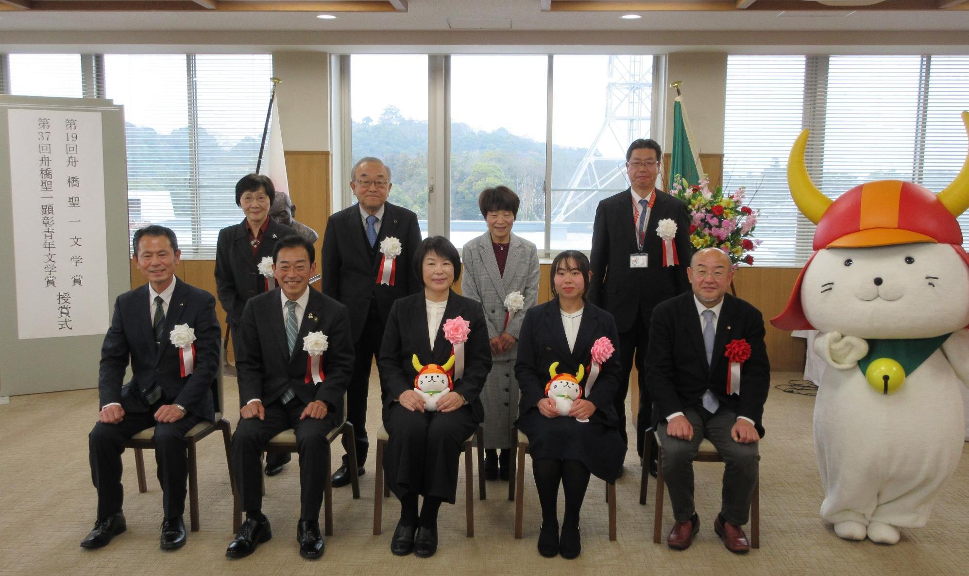 授賞式の様子（受賞者と関係者、ひこにゃんが並んで記念撮影）