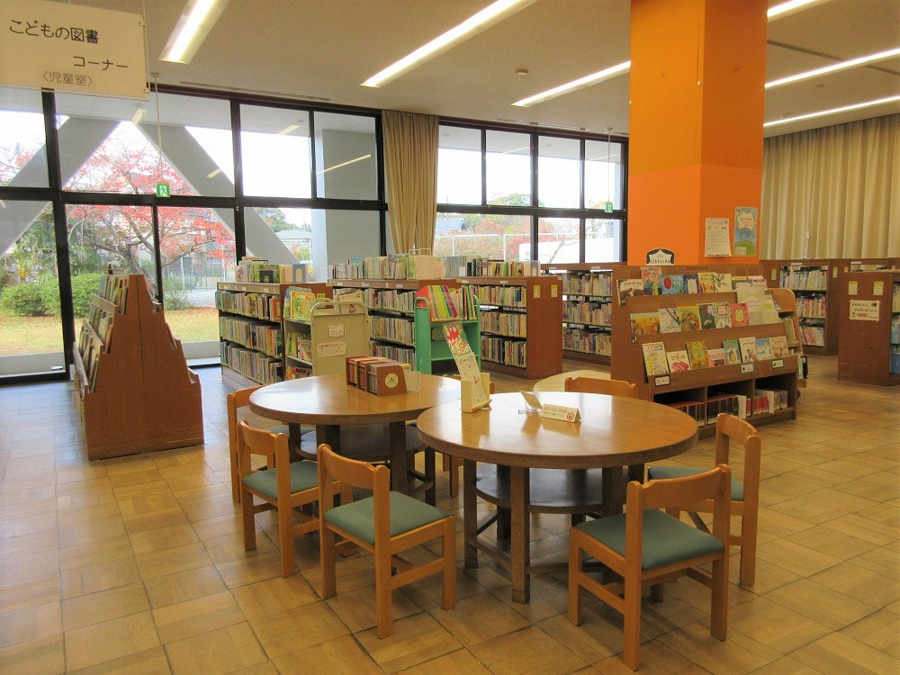 円卓といすが置いてある児童コーナーの写真