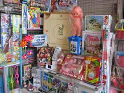 おもちゃの店ギンザみくちやに並べられたキューピーちゃんのおもちゃなどの写真