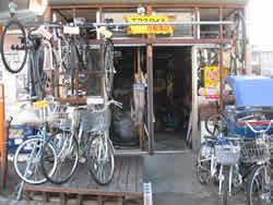 エコスタイル自転車店・外観におかれた自転車の写真