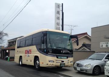 清瀧旅館の入口前に停車している清瀧旅館のバスの写真