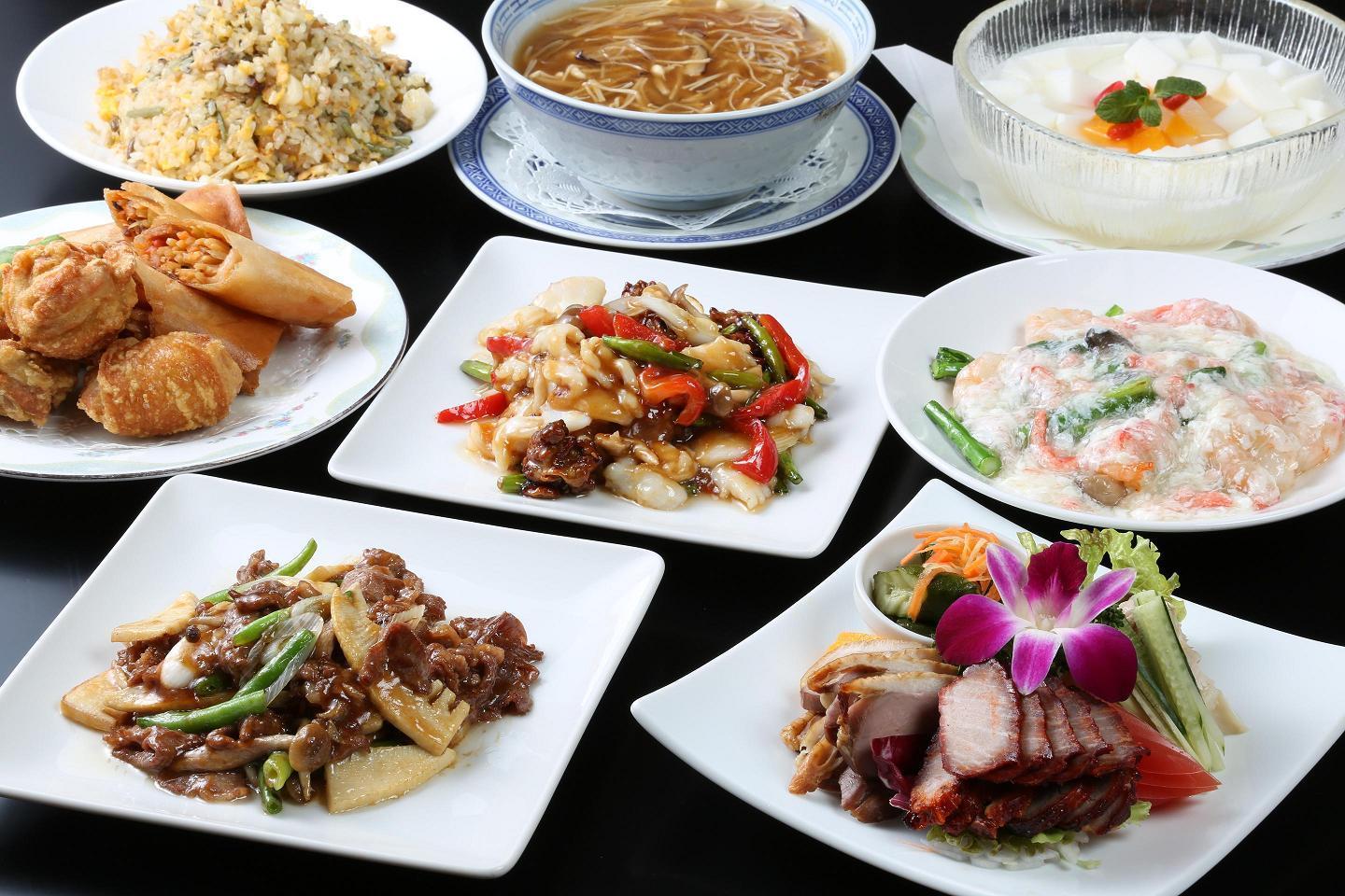 中国料理龍鱗の中華料理がずらりと並んだ写真